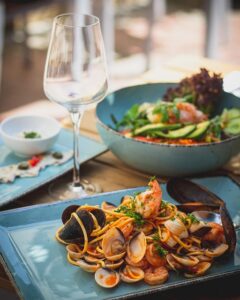 italian food, italian restaurant, pizzeria, pizzeria italia, restaurant food, restaurant table, restaurant photography, trattoria, hummus, mossels dish, shrimps salad, salad